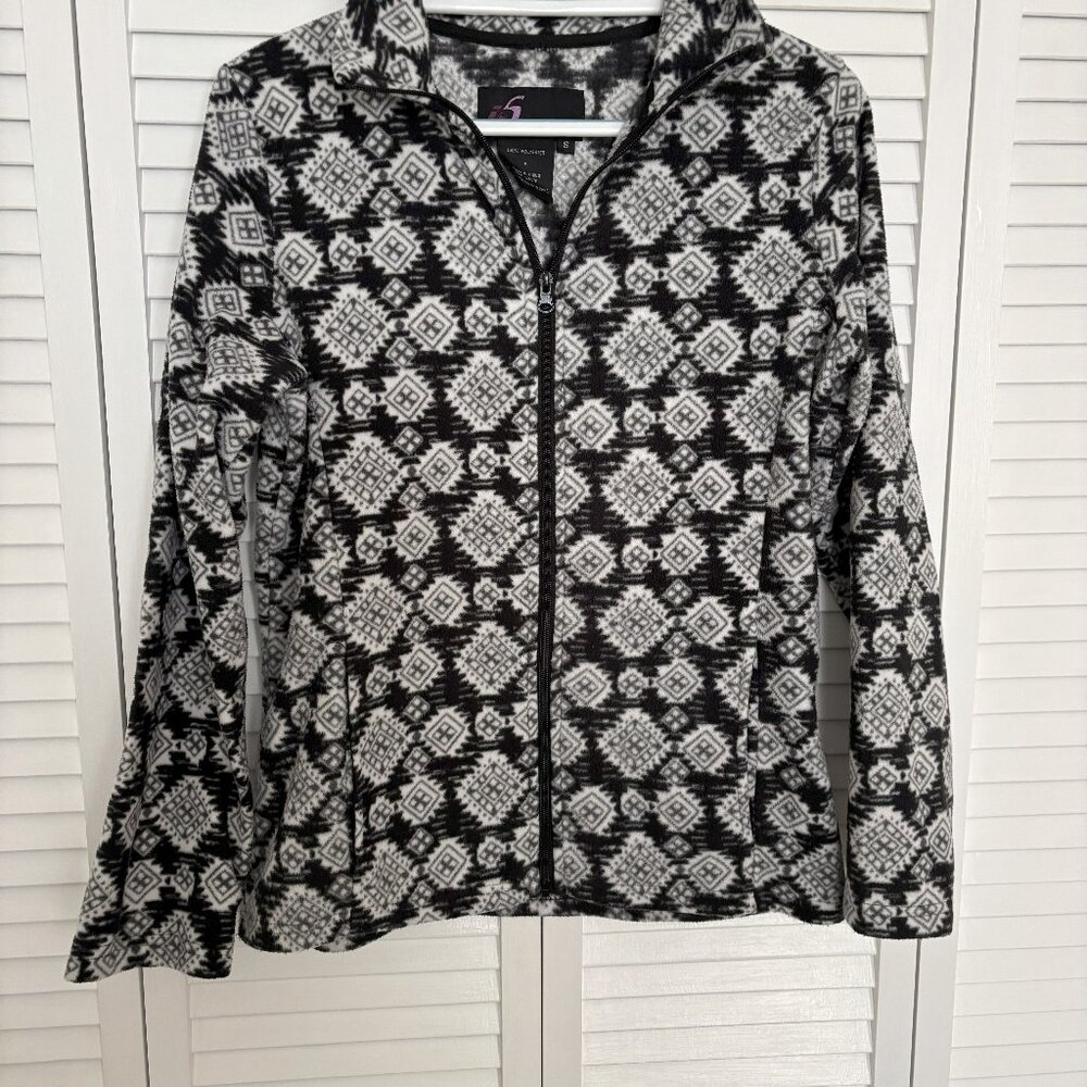 Size Small Fleece zip front jacket, 2 front pockets. ( Sale ends 9/1/25 )